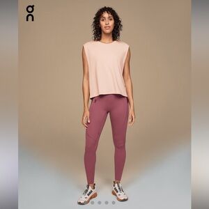 On Running Women’s Focus Crop in size XL
